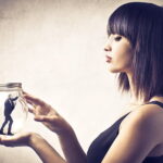 O poder do medo: Como o abusador controla a vítima