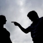 Por que algumas pessoas permanecem em relacionamentos abusivos?